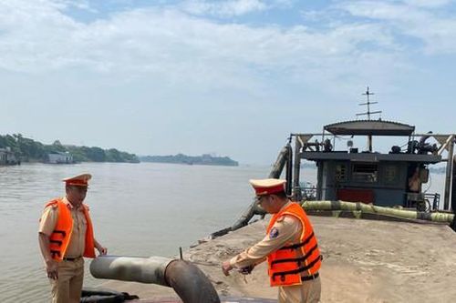 Bắt 3 tàu 'cát tặc' trong một buổi sáng