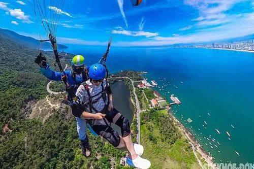 Khám phá rừng xanh biển bạc của Đà Nẵng từ dù lượn