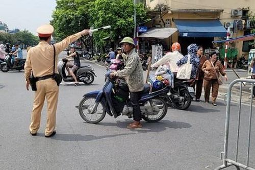 Đảo 'móng lừa' bảo đảm an toàn giao thông tại khu vực cầu Long Biên