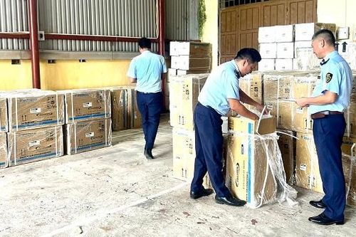 Tạm giữ 50 bộ điều hòa nghi nhập lậu