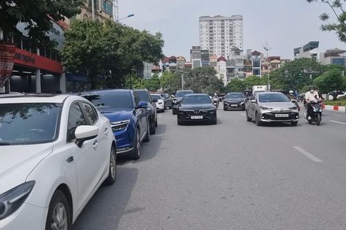 Ngang nhiên lấn chiếm lòng đường, vỉa hè làm nơi đỗ xe