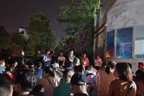 Lại xếp hàng xin học