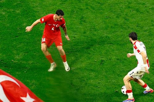 Sự cố trang phục khó tin của cầu thủ tại trận hay nhất EURO 2024