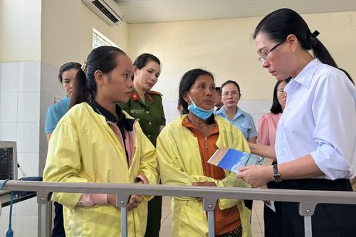 Bí thư Tỉnh ủy Quảng Ngãi thăm 2 cháu bé trong vụ thảm án