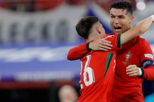 Người hùng 'cứu' Ronaldo là con một huyền thoại Bồ Đào Nha; trẻ tuổi đến mức phải gọi CR7 là 'chú'