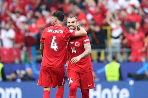 Sao Thổ Nhĩ Kỳ mặc nhầm áo đấu đồng đội trong trận đấu ở EURO 2024, gây ra sự hiểu nhầm hài hước
