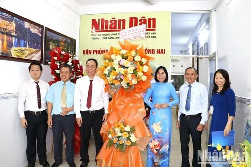 Lãnh đạo tỉnh Đồng Nai chúc mừng Văn phòng đại diện Báo Nhân Dân