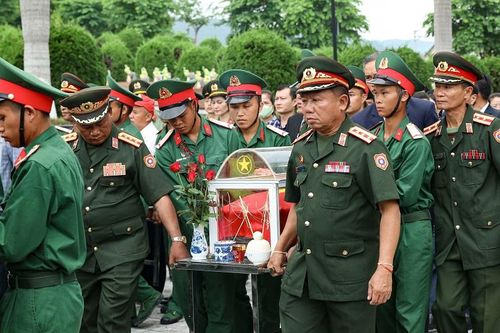 Điện Biên truy điệu, an táng 12 hài cốt liệt sĩ quân tình nguyện Việt Nam hy sinh tại Lào