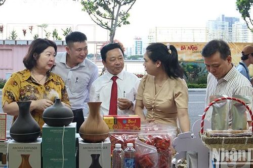 Hơn 500 sản phẩm trưng bày tại phiên chợ hợp tác xã
