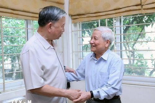 Chủ tịch nước Tô Lâm thăm và chúc mừng các nhà báo lão thành