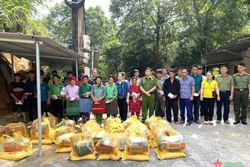 Hà Giang: Thăm hỏi, trao tặng quà các hộ thuộc diện di dời khẩn cấp