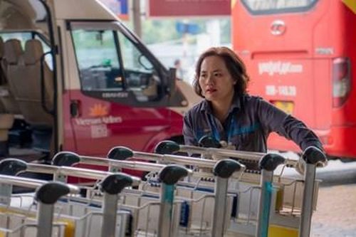 Nhân viên hàng không Nội Bài tìm lại tài sản hành khách để quên