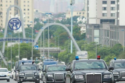 Siêu xe của Tổng thống Nga Vladimir Putin trên đường phố Hà Nội