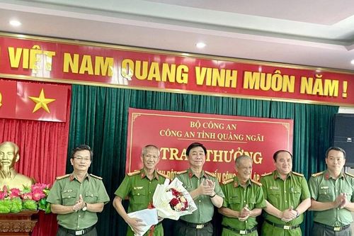 Quảng Ngãi: Thưởng nóng công an về thành tích nhanh chóng bắt giữ đối tượng gây án