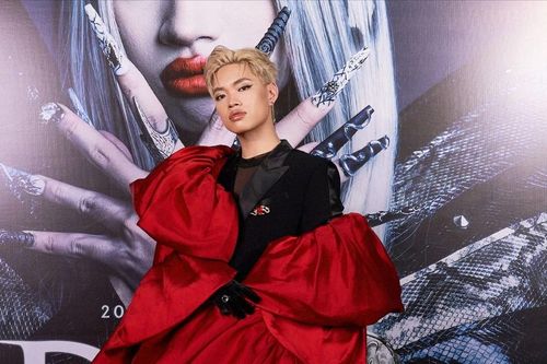 'Đóa hồng gai' Pháp Kiều ra mắt MV đầu tay