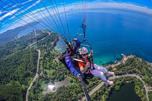 Lở lửng trên không trung ngắm núi rừng, biển xanh Đà Nẵng
