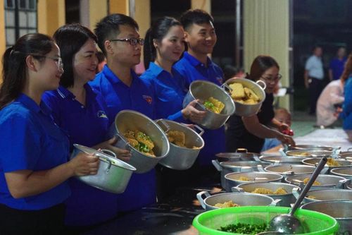 Trường vùng cao nấu ăn tiếp sức cho trò ôn thi tốt nghiệp THPT