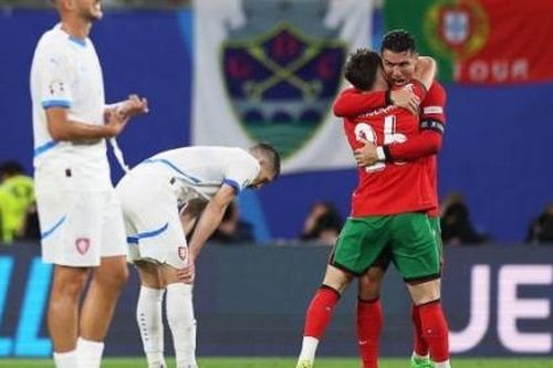 Ronaldo lập siêu kỷ lục, Bồ Đào Nha thắng nghẹt thở