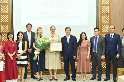 Trao tặng Kỷ niệm chương 'Vì sự nghiệp tư pháp' cho Đại sứ Thụy Điển