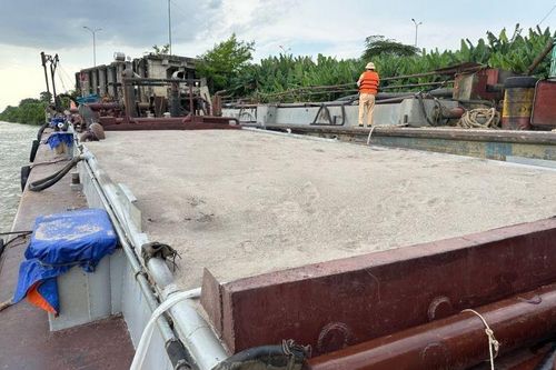 Phát hiện bắt giữ 2 tàu cát không rõ nguồn gốc trên sông Hồng