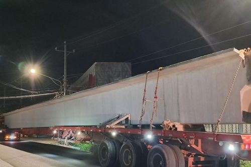 Xe đầu kéo chở dầm cầu khủng quá tải lưu thông trên địa bàn Tân Phước