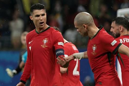 Ronaldo và Pepe dắt tay nhau đi vào lịch sử EURO