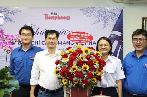 Lãnh đạo Thành Đoàn TPHCM thăm, chúc mừng báo Tiền Phong
