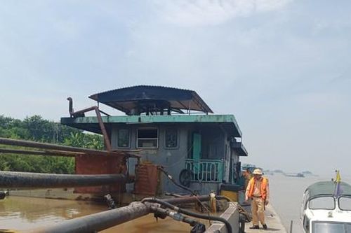 Bắt giữ hai tàu chở hàng trăm m3 cát không rõ nguồn gốc