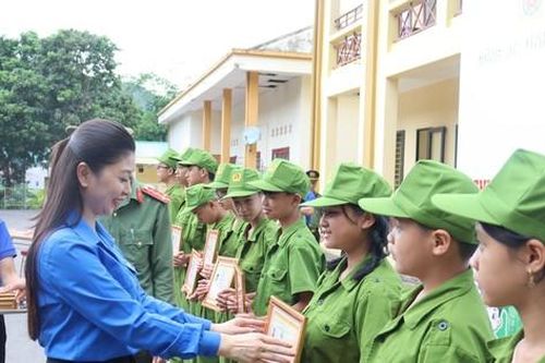 Thiếu nhi Sơn La học làm chiến sĩ công an