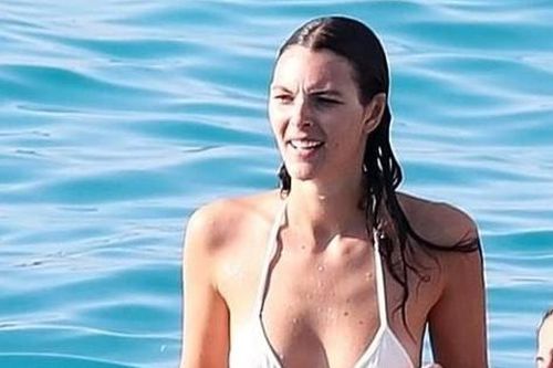 Bạn gái Leonardo DiCaprio khoe dáng với bikini
