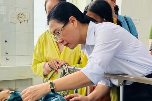 Bí thư Tỉnh ủy Quảng Ngãi thăm 2 cháu bé trong vụ thảm án cả gia đình