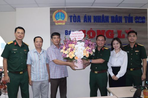 Trung tướng Dương Văn Thăng chúc mừng Báo Công lý nhân ngày 21/6