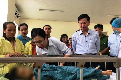 Bí thư Tỉnh ủy Quảng Ngãi thăm hỏi hai cháu bé đang điều trị tại bệnh viện trong vụ sát hại cả nhà