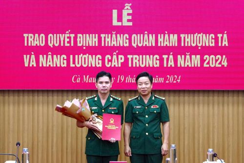 Sĩ quan Bộ đội Biên phòng Cà Mau được thăng quân hàm