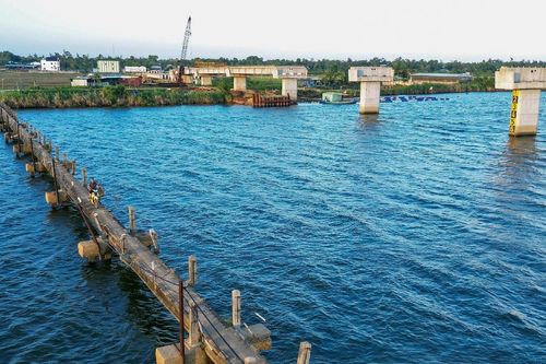 Cầu 220 tỷ ì ạch mãi không xong, dân liều mình vượt sông qua 'cầu cấm'