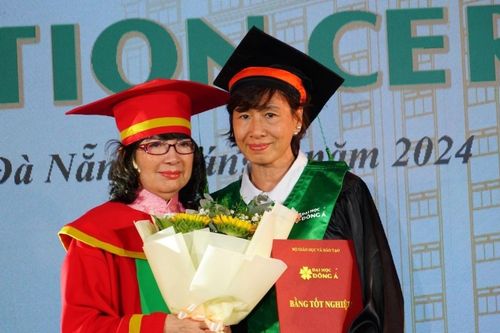 Người mẹ mặc áo cử nhân ôm di ảnh, nhận bằng tốt nghiệp ĐH thay con trai