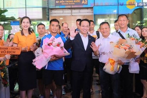 Cổ động viên chào đón CLB bóng đá LPBank - HCMC trở về