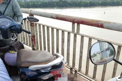 Cảnh sát kịp thời ngăn chặn người phụ nữ nhảy cầu Chương Dương tự tử