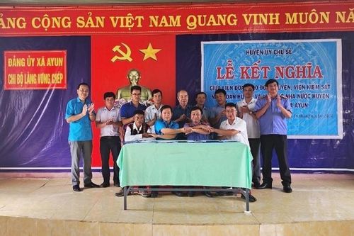VKSND huyện Chư Sê kết nghĩa với làng đồng bào dân tộc khó khăn