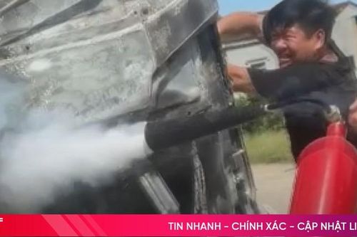 Xe tải dừng bên đường bỗng bốc cháy