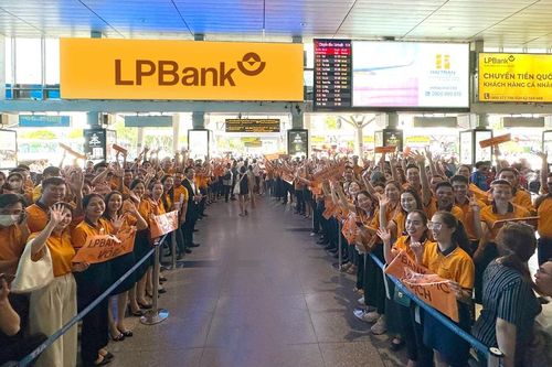 Cổ động viên vui mừng chào đón câu lạc bộ bóng đá LPBank - HCMC trở về