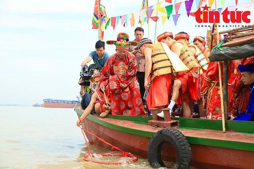 Độc đáo hình ảnh đàn ông mặc 'váy cuốn' rước nước tại Lễ hội đình Chèm