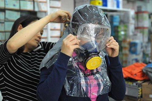 Người dân lại đổ xô mua mặt nạ, thang dây sau vụ cháy thảm khốc