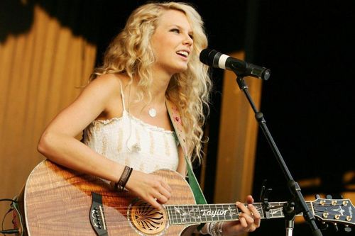 Đĩa CD Taylor Swift thu âm khi mới 11 tuổi được bán đấu giá