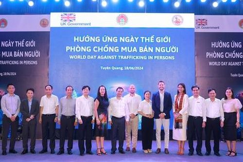 H'hen Niê và Phan Mạnh Quỳnh hưởng ứng Ngày thế giới phòng, chống mua bán người