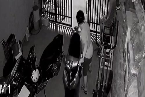 Video ghi lại trộm bình thản 'khoắng' 2 xe máy trong đêm