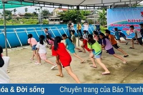 Đoàn Thanh niên mở lớp dạy bơi cho trẻ trong dịp hè
