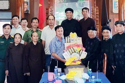 Bí thư và Chủ tịch UBND TX. Tân Châu thăm, chúc mừng kỷ niệm 85 năm Ngày Khai sáng đạo PGHH
