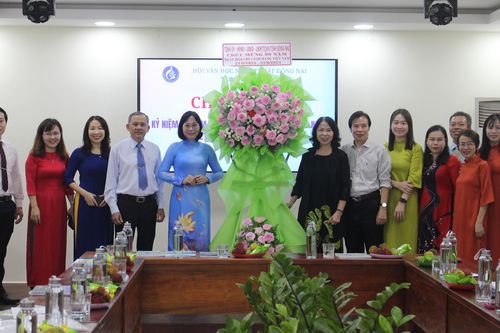 Phó chủ tịch UBND tỉnh Nguyễn Thị Hoàng thăm, chúc mừng các cơ quan báo chí