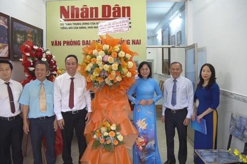 Thăm tặng quà, chúc mừng các cơ quan báo chí nhân kỷ niệm Ngày Báo chí cách mạng Việt Nam